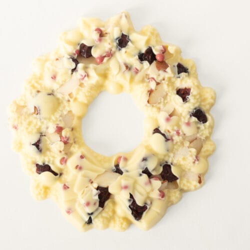 White Chocolate Wreath with Cranberries, Ruby Crisp Pearls & Almonds 135g